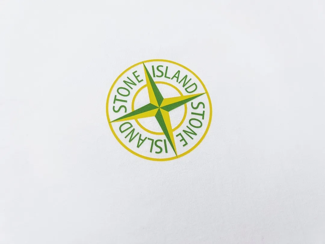 W622#P110 [Stone lsland/Stone Island summer new short-sleeved T-shirt with small compass print on the chest] ⚠️[Original creation with high control of details] - Made of 260 grams of combed cotton with 32-count double yarn, soft and comfortable to the touch, sweat-absorbent and breathable. - Simple, basic and versatile style, original quality, the first choice for couples. - Made in a large factory, four needles and five threads on the shoulder, neat alignment, high quality workmanship. - Same style for men and women, very versatile One piece by hand, the details are clearly visible. Color: Black White Size: M L
